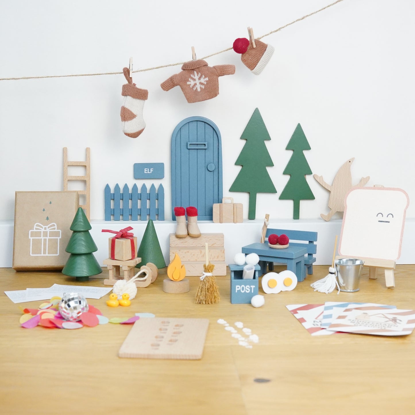 Wichtel Komplettset - Wichteltür & 26 Wichtelstreiche - Natur inkl. grünem Hintergrund